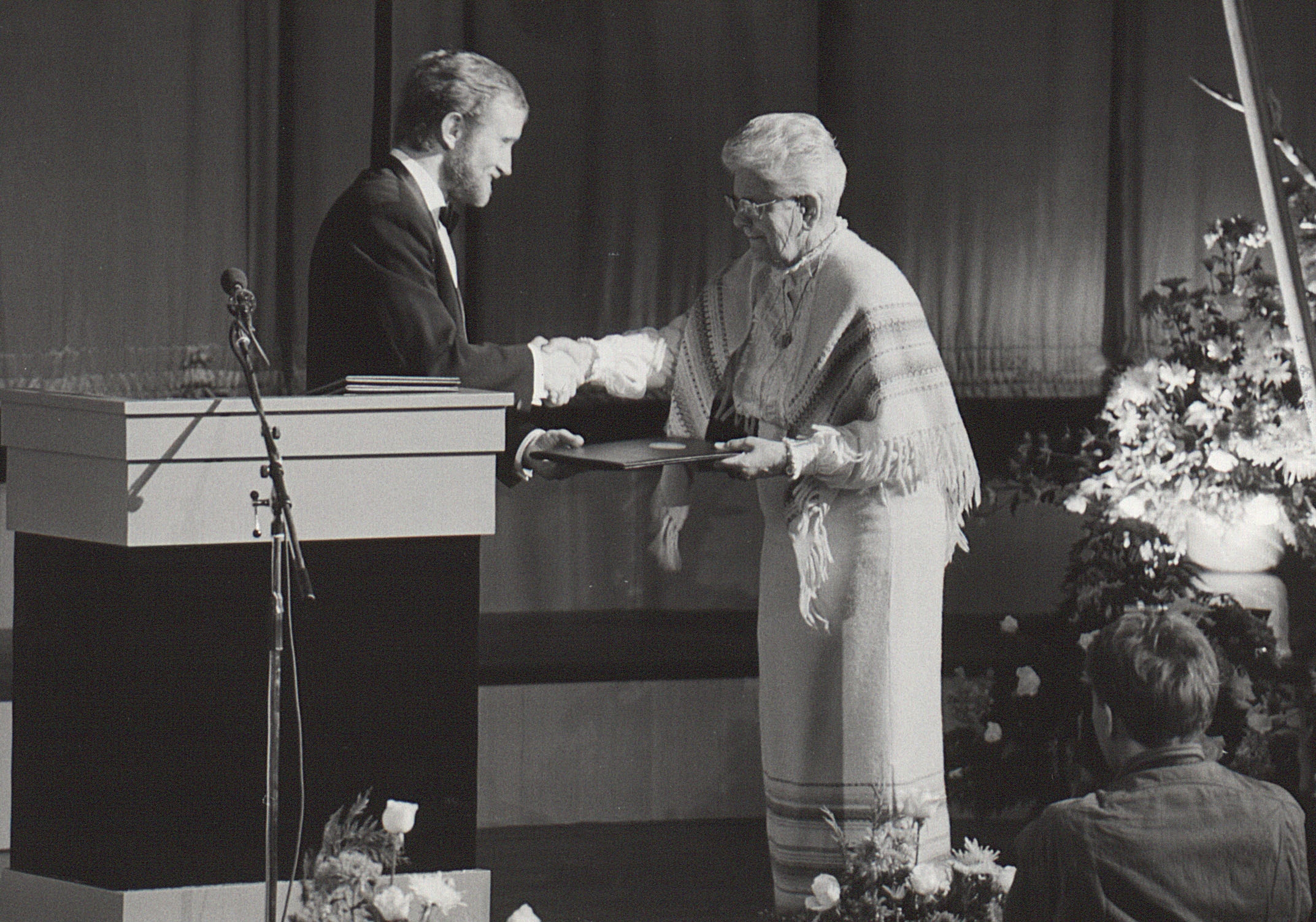 Anna Sigurðardóttir-heiðursdoktor - Höskuldur Þráinsson forseti heimspekideildar HÍ afhendir 4. október 1986 Ljósmyndari Jóhannes Long