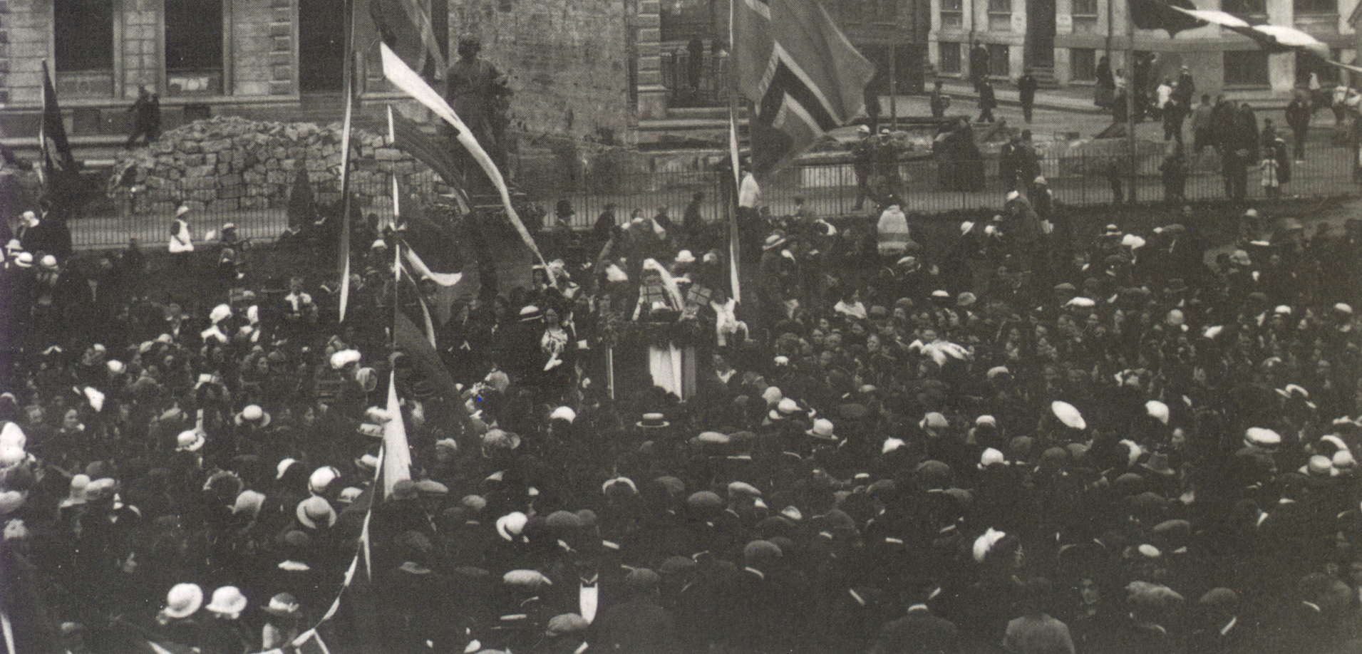 Hátíðarhöld 7. júlí 1915 Bríet flytur ræðu á Austurvelli
