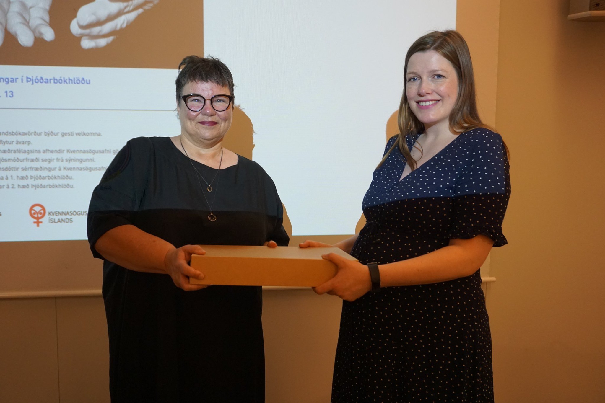ris Valsdóttir, formaður Ljósmæðrafélagsins afhendir Rakel Adolphsdóttur, frá Kvennasögusafni, skjalasafn félagsins 2019