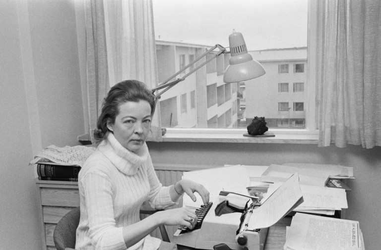 svava jakobsdottir mars 1971 ljosmyndasafn reykjavikur